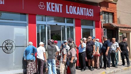 Bir ekmek 15 lira, Buca’da 4 çeşit yemek 50 lira