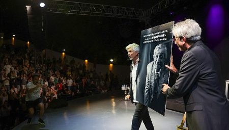 Buca Zeki & Metin sahnesinin uzun süren sessizliği alkışlarla bozuldu