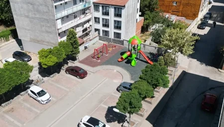 Bursa İnegöl Belediyesi eskiyen çocuk parklarını yeniliyor