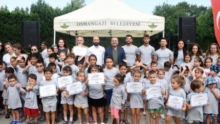 Bursa Osmangazi’de minikler yaz tatilinde yüzmeyi öğrendi