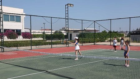 Büyükşehir Belediyesi Döşemealtı’nda yeni tenis kursu açtı