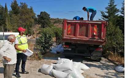 Büyükşehir’den üreticiye tavuk yemi ve ekipman desteği