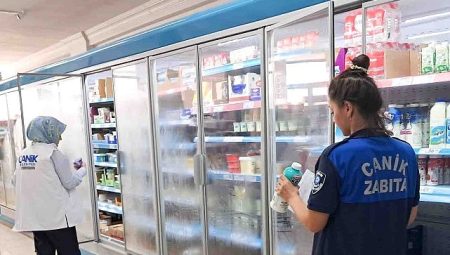 Canik Belediyesi Zabıta Müdürlüğü ekipleri, ilçedeki marketlerde satışa sunulan soğuk gıda ürünlerine yönelik denetim gerçekleştirdi.