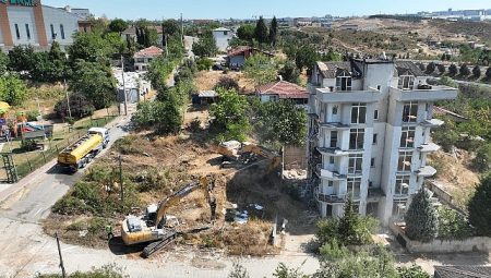 Çayırova’da riskli yapıların yıkımına başlandı
