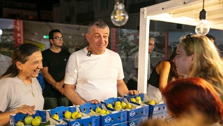 Dalında Kuruyan Bardacığı Belediye Aldı Halka Ücretsiz Dağıttı