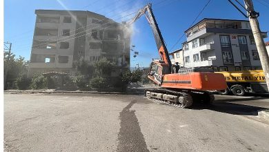 Derince’de ağır hasarlı binaya ilk kepçe vuruldu