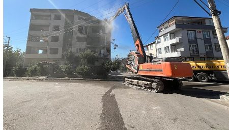 Derince’de ağır hasarlı binaya ilk kepçe vuruldu