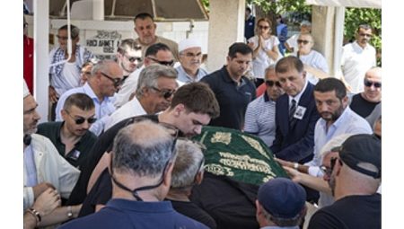 Foça’nın efsane başkanının oğlu son yolculuğuna uğurlandı