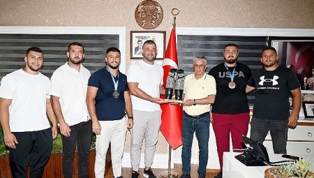 Güreşçilerden Başkan Topaloğlu’na ziyaret