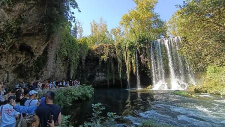 Antalya'nın serin sığınağı… Düden Şelalesi ziyaretçilerin gözdesi
