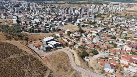 İzmir Çiğli’de yol ve park çalışmaları hız kesmeden sürüyor