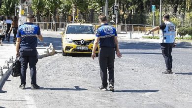 İzmir’de zabıta ekiplerinden yolcu kılığında taksi denetimi