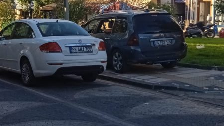 Edirne Keşan’da kaldırımlar otoparka dönüştü!
