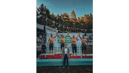 Kemer Belediye güreşçileri kürsüye çıktı
