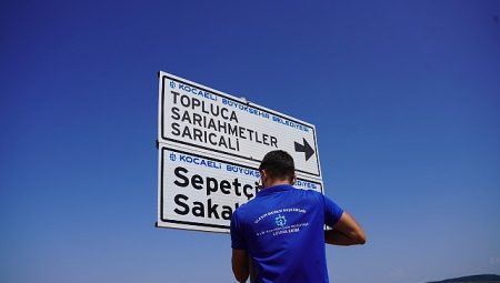 Kırsal ulaşımda levhalar yenileniyor