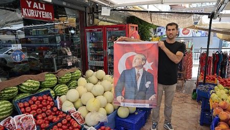 Konak Belediyesi’nden esnafa 30 Ağustos hediyesi