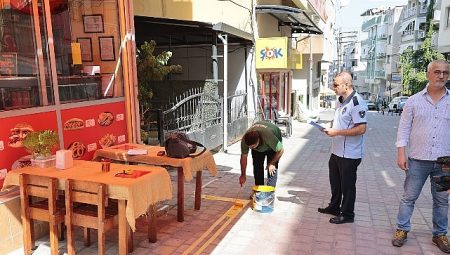 Konak’ta kaldırım işgaline sarı çizgi