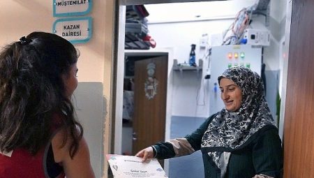 Küçükçekmece Belediyesi ‘yenidoğan bebek seti’ ile ailelerin yüzünü güldürüyor