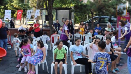 İzmit'in mahallelerinde geleneksel şenlikte binlerce çocuk buluştu