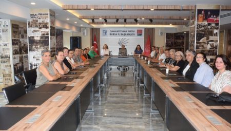 CHP Bursa İl Kadın Kolları'ndan kadın cinayetlerine tepki