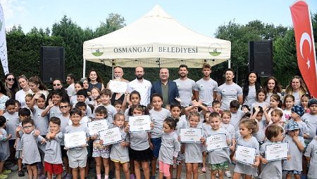 Osmangazi’de minikler yaz tatilinde yüzmeyi öğrendi