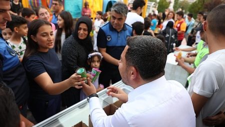 Rasim Başkan’dan Çocuklara Dondurma ve Limonata