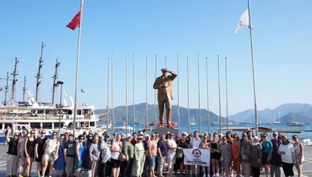 Yüzme öğrenen kadınlar Marmaris’te denizle buluştu