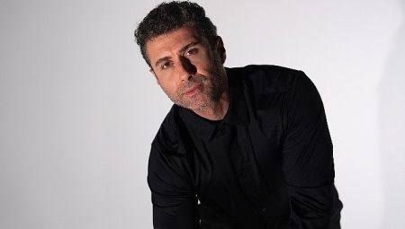 Eser Çakarcı sessizliğini ‘Ay Sende Mi?’ ile bozdu!