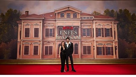 Netflix’in Başrollerini Engin Akyürek ve Aslı Enver’in Paylaştığı Yeni Dizisi Enfes Bir Akşam’ın Galası Gerçekleşti
