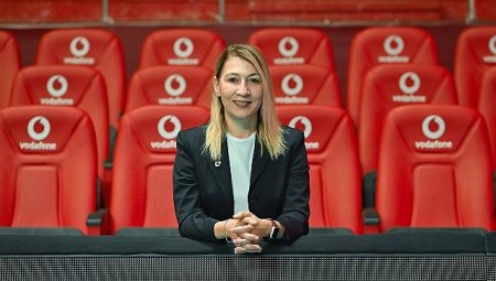 Vodafone Kadın Voleybolunun Yanında Durmaya Devam Ediyor