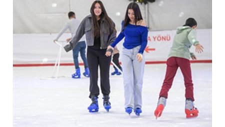 İzmir’de kışın keyfi buzda yaşanıyor