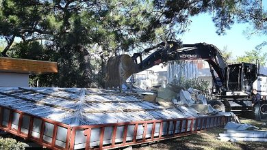 Kemer’de kaçak yapıların yıkımı sürüyor